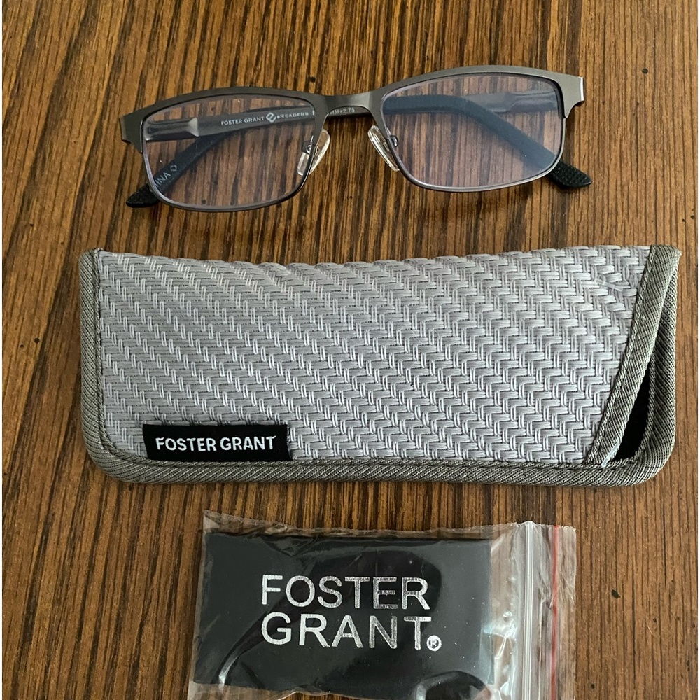 Reader glasses with case and cleaning cloth